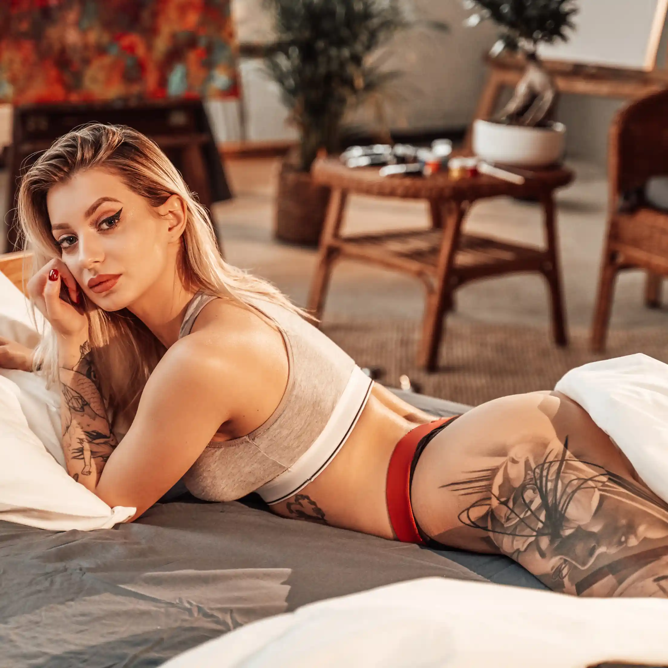 Servicios Agencia OnlyFans Chile: Modelo tatuada de OnlyFans en Chile con Agencia OFM, maximiza tus ingresos como creadora de contenido