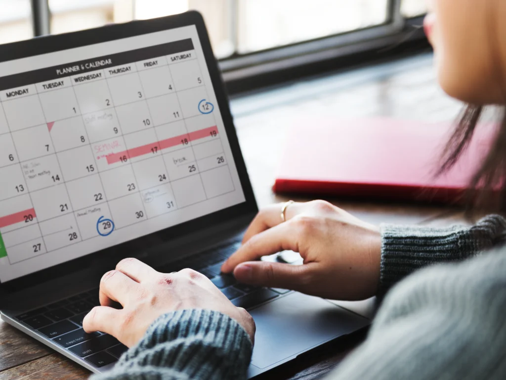 Creadora chilena planificando contenido y promocionando su OnlyFans en redes sociales con calendario digital y smartphone