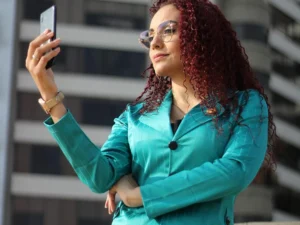 Creadora revisando en su celular cómo cobrar OnlyFans en Chile