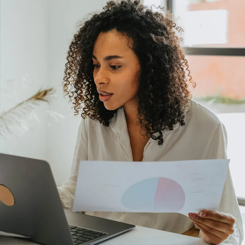 Modelo revisando sus ingresos y la comisión de su manager de OnlyFans en Chile