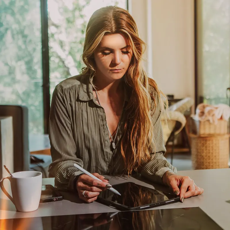 Creadora revisando el contrato con su manager de OnlyFans en Chile desde una tablet